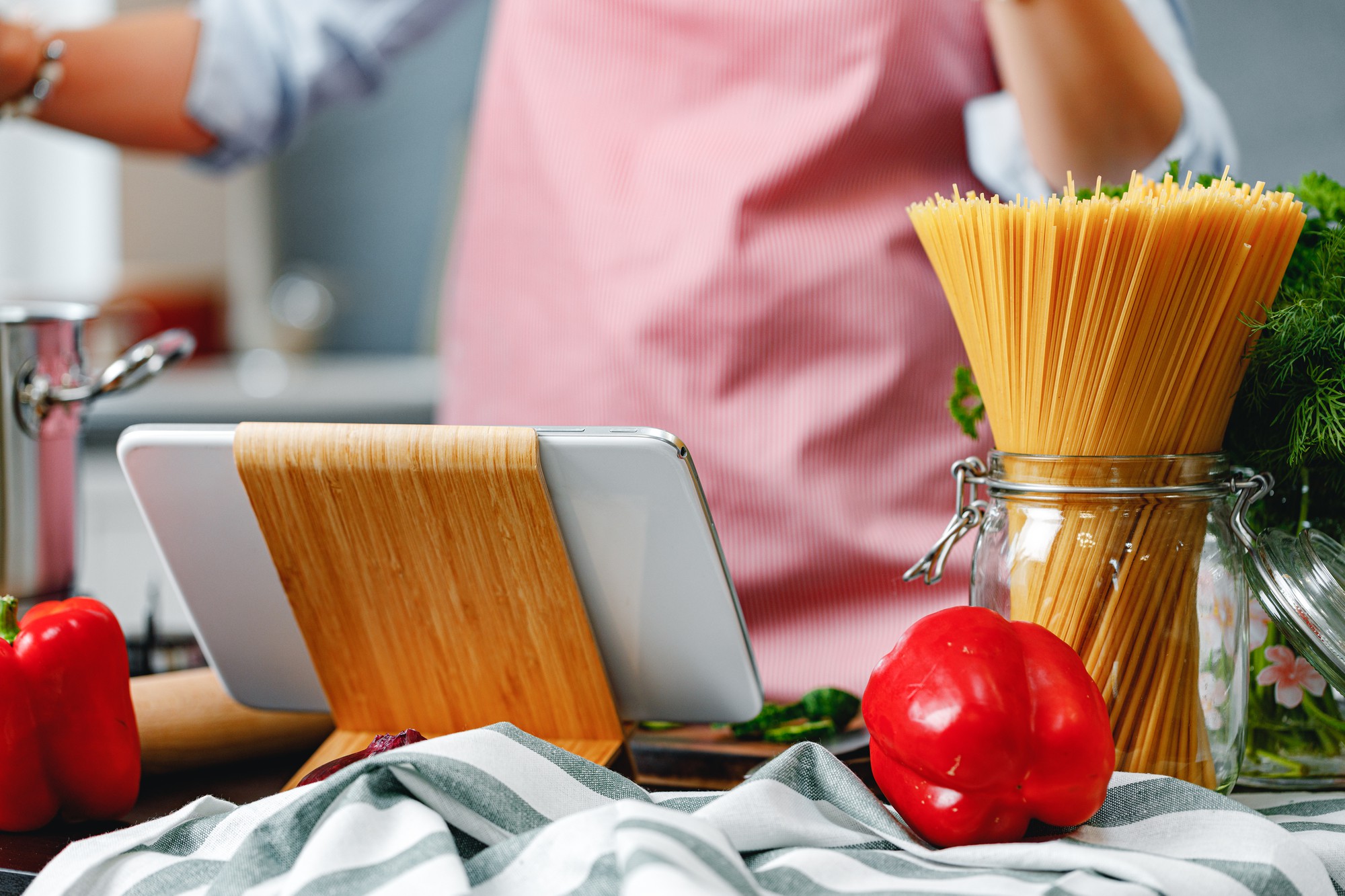 Cucina di laboratorio, utensili e ingredienti locali