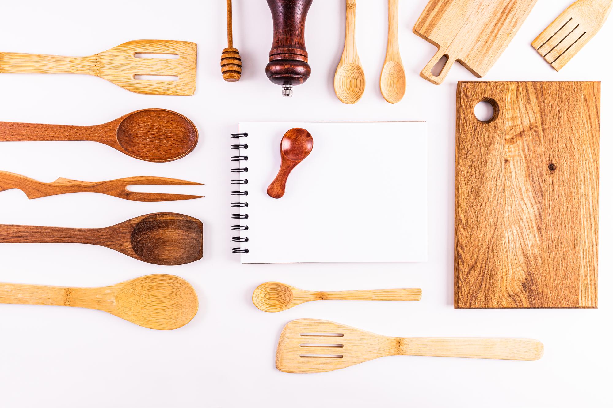 Set di strumenti da cucina su tavolo di legno